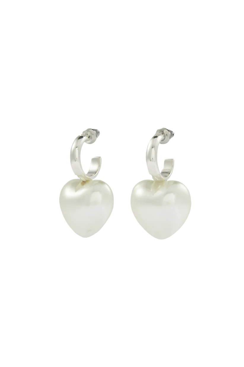 Heart-embellished pearl earrings