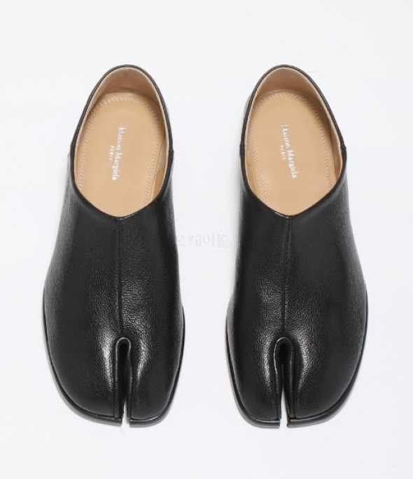 TABI LEATHER SLIP ON SHOES IN BLACK