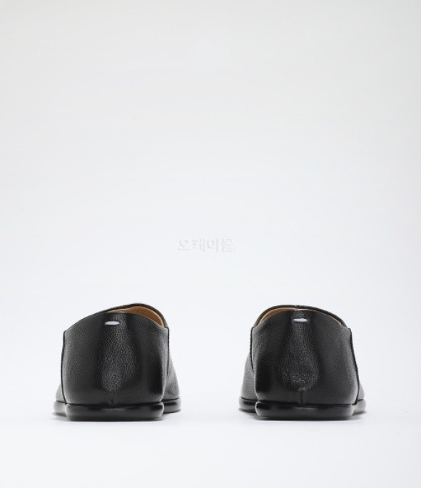 TABI LEATHER SLIP ON SHOES IN BLACK