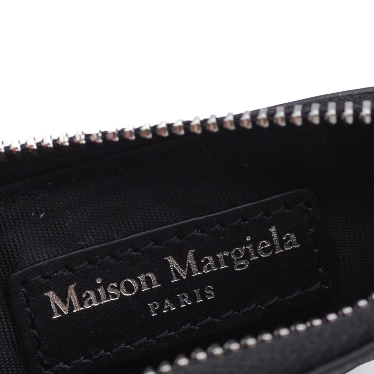 LEATHER ZIPPED WALLET IN BLACK