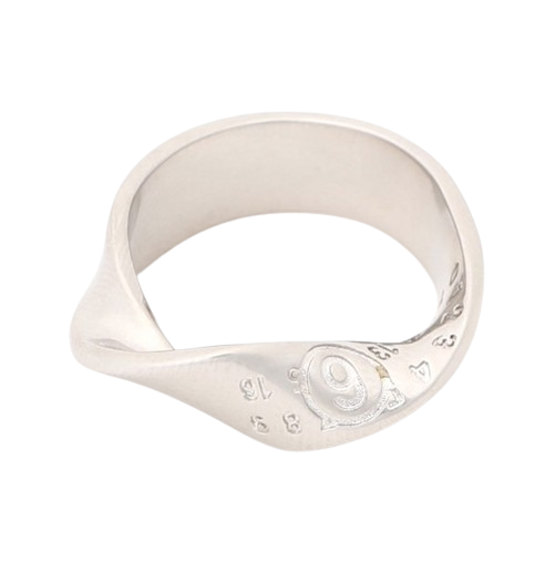 Twist numbering signature ring