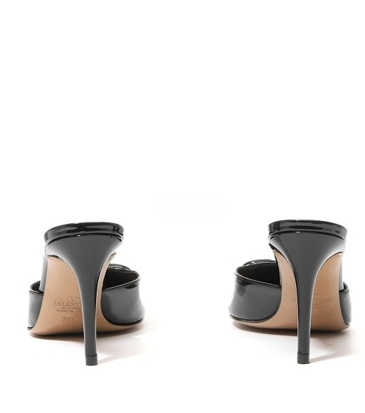 V logo sandal heel