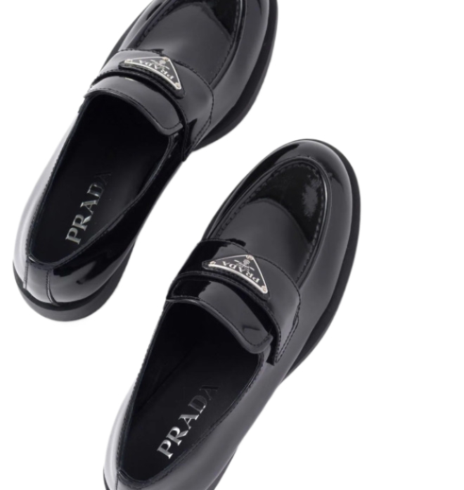 Triangular logo decorated leather loafers