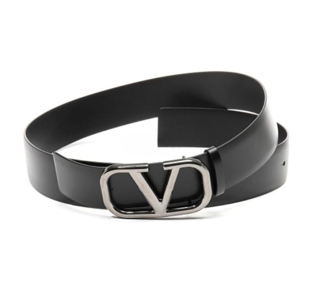 V logo signature belt