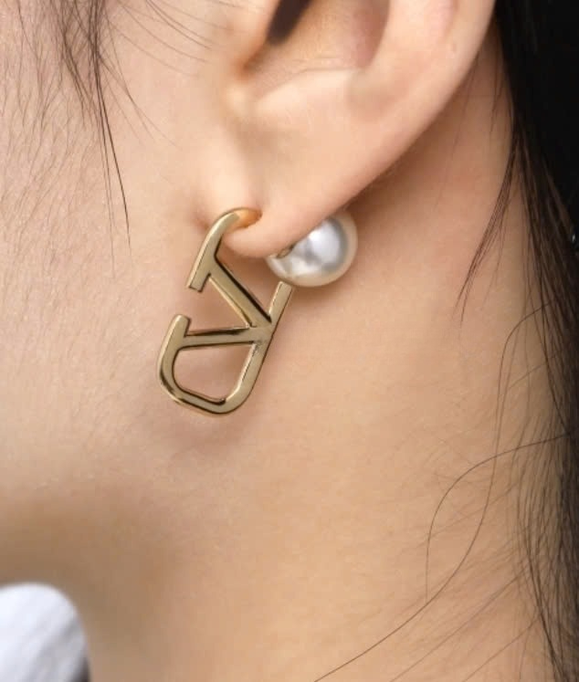 V logo signature earrings