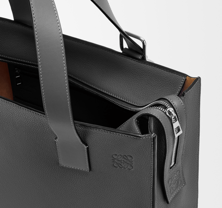 Buckle zip tote in soft grained calfskin