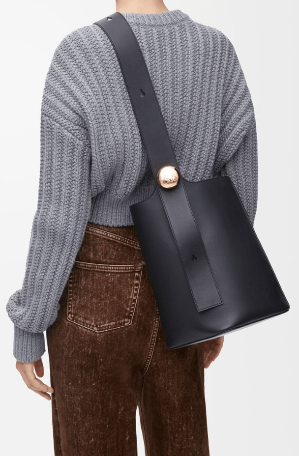 MEDIUM PEBBLE BUCKET IN SMOOTH CALFSKIN