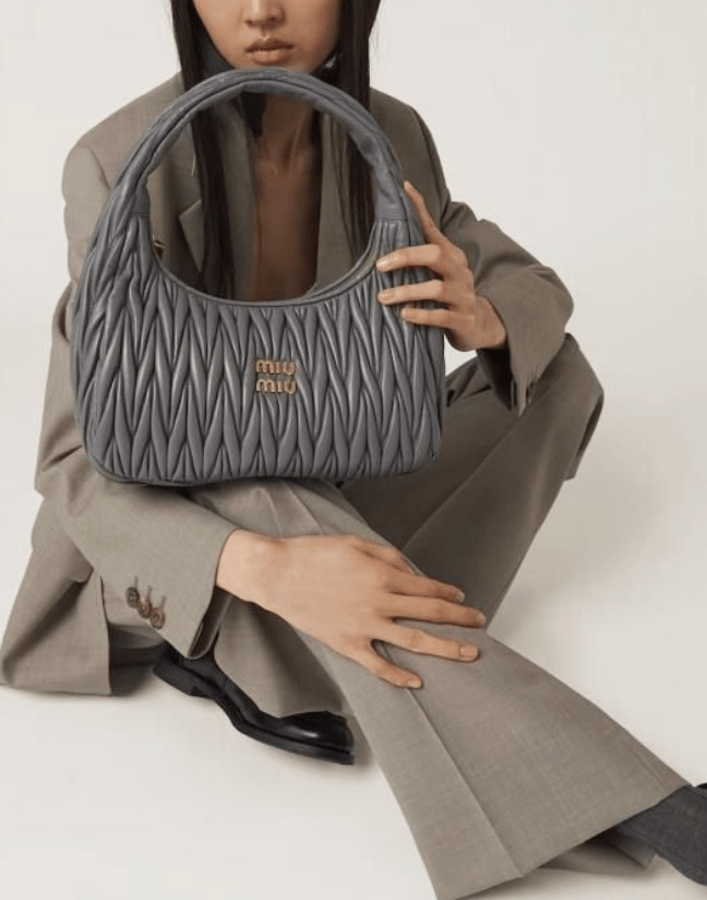 Wander Medium matelassé leather shoulder bag in grey