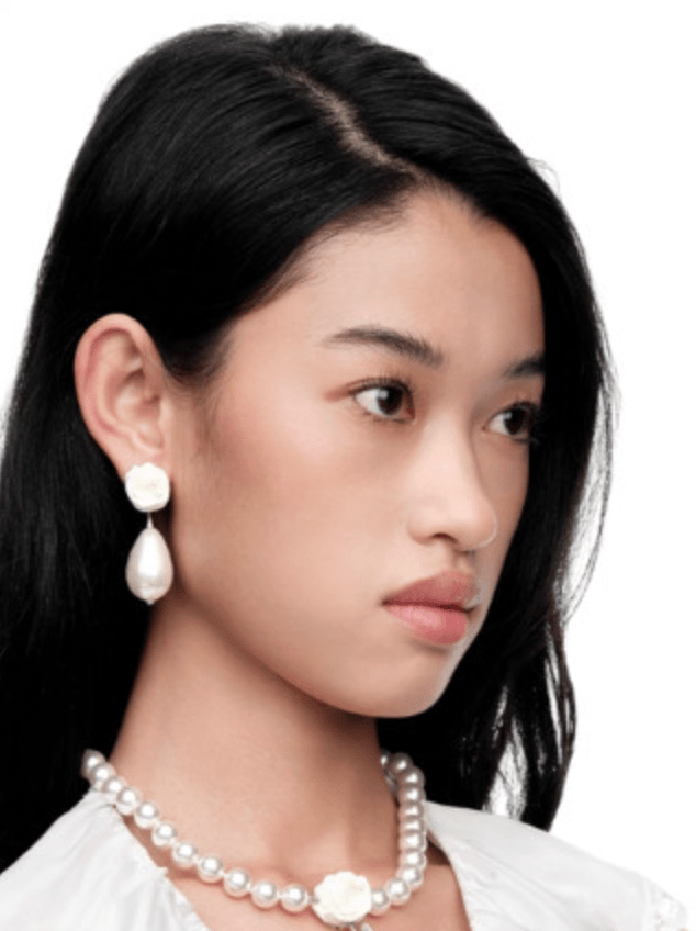 YVMIN X SHUSHUTONG Paper Ball Pearl Earrings in White 