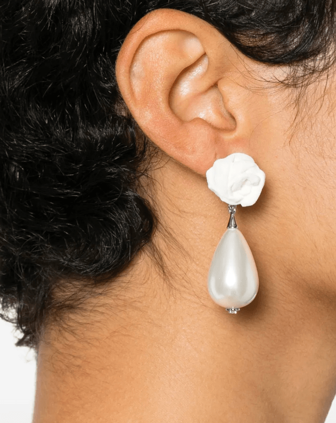 YVMIN X SHUSHUTONG Paper Ball Pearl Earrings in White 