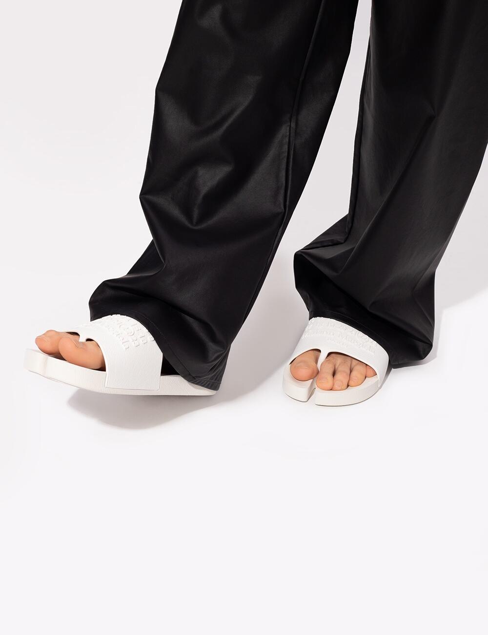 LOGO EMBOSSED TABI SLIDERS WHITE IN WHITE
