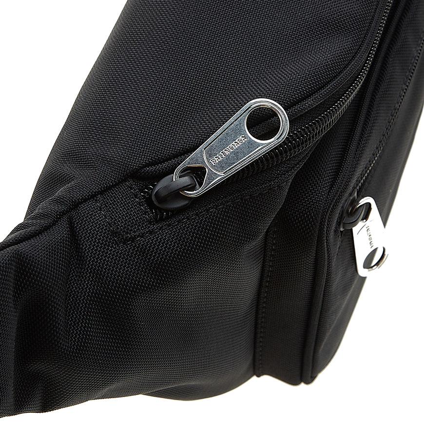 Men's Explorer Medium Embroidered Beltpack in Black