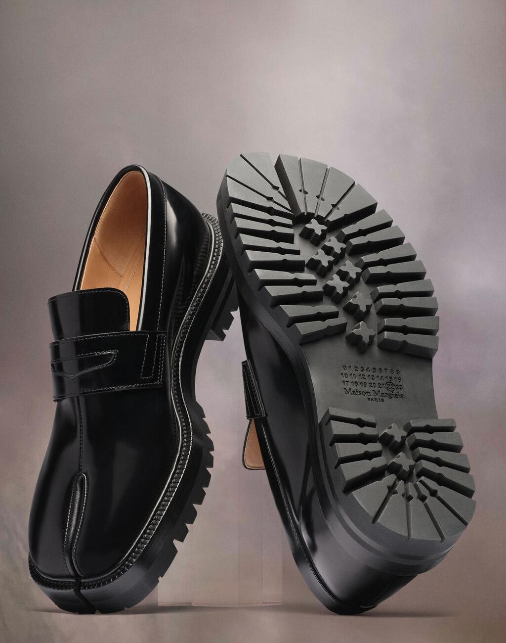 Tabi loafers in Black