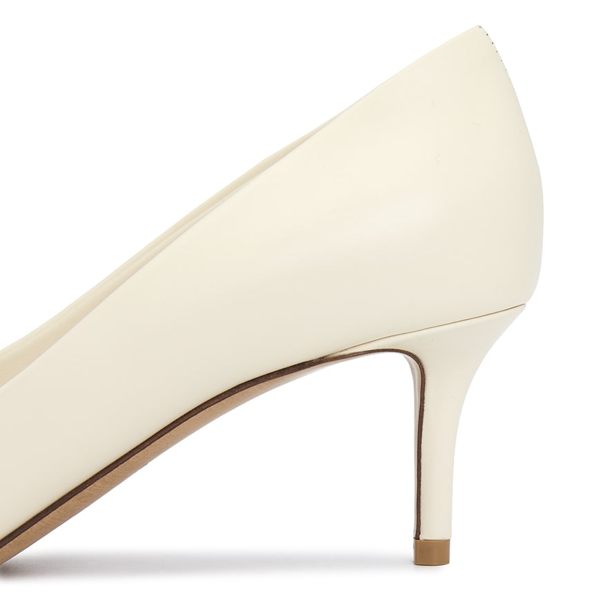  V Logo Signature Women's Pumps 