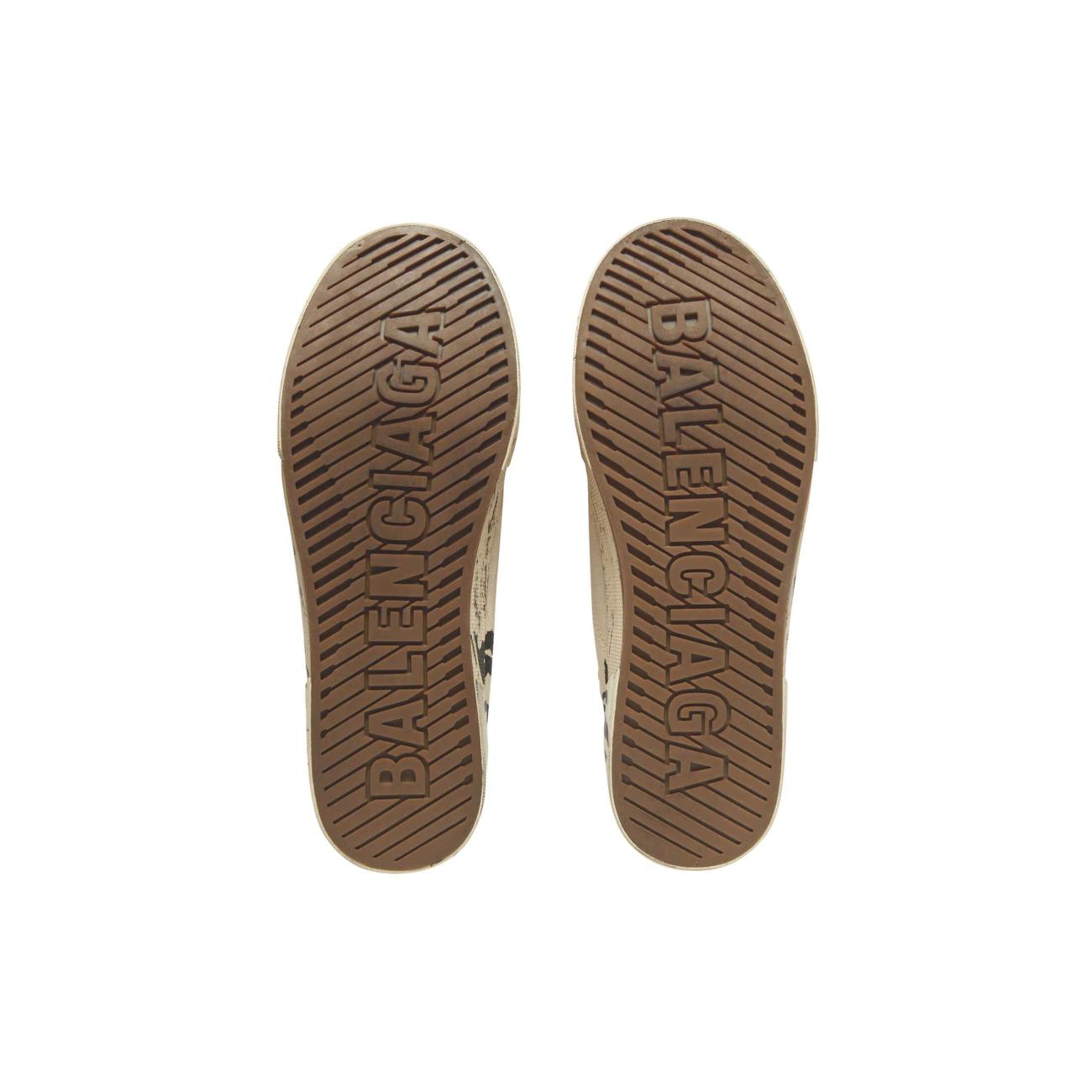 PARIS LOW TOP GRAFFITI SNEAKER IN WHITE