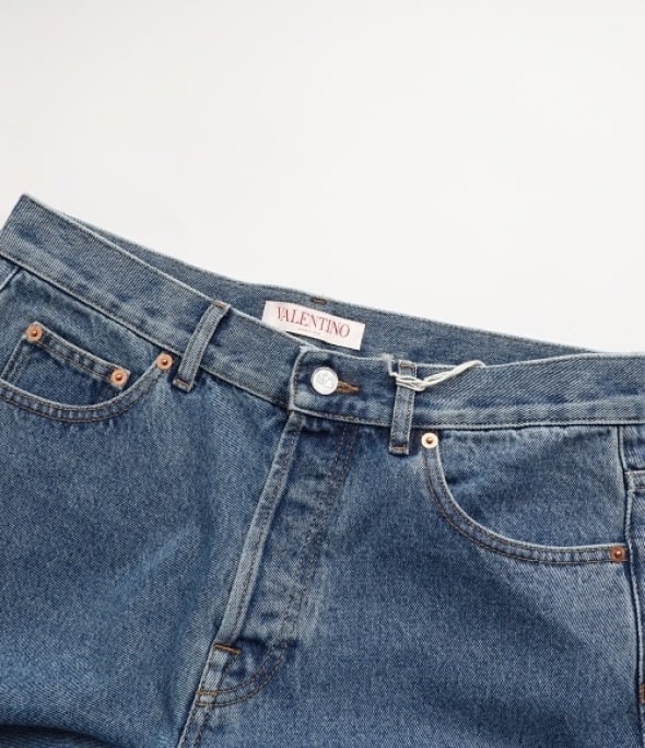 V logo denim pants