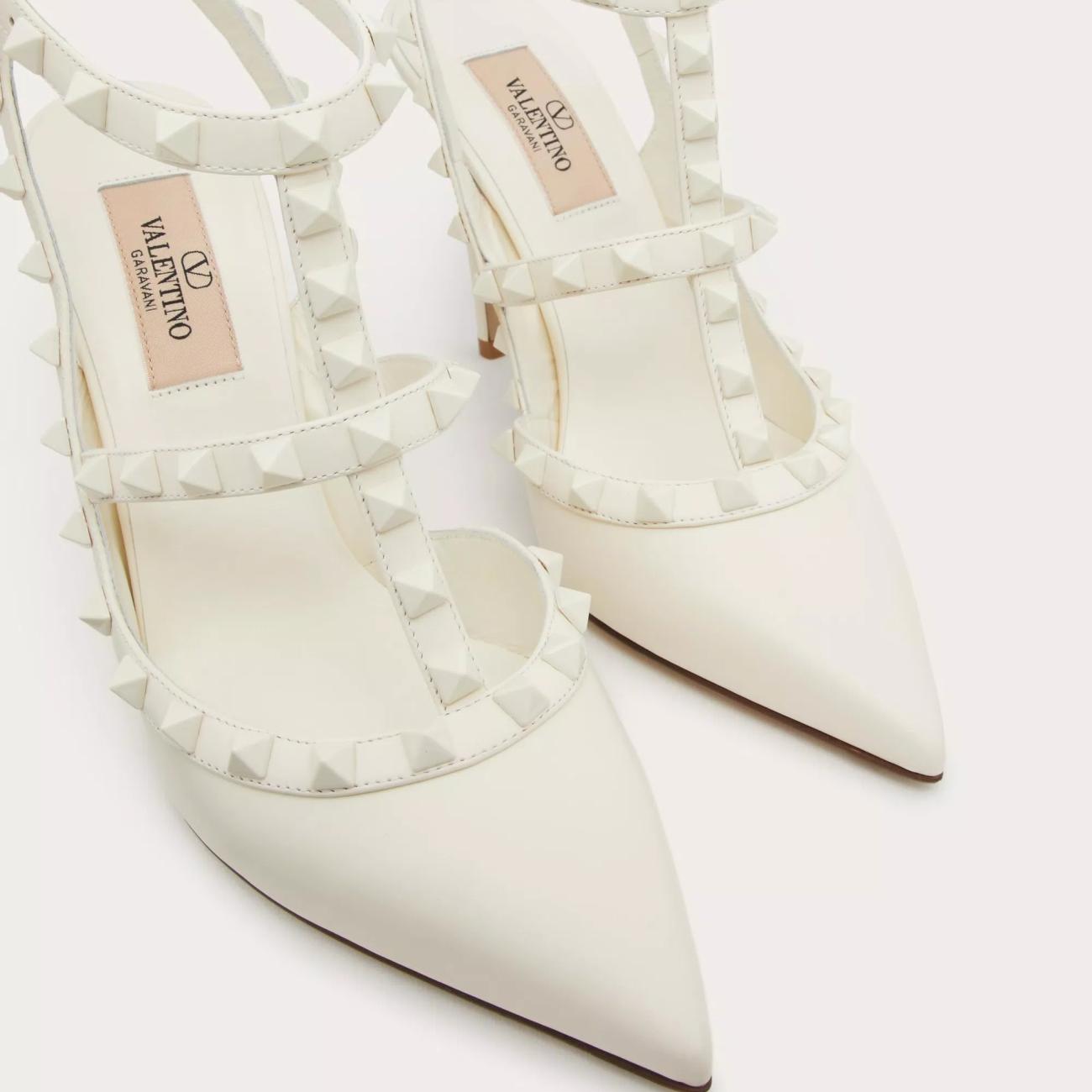 TONE ON TONE STUD EMBELLISHED ROCKSTUD STRAP PUMPS 100MM WHITE