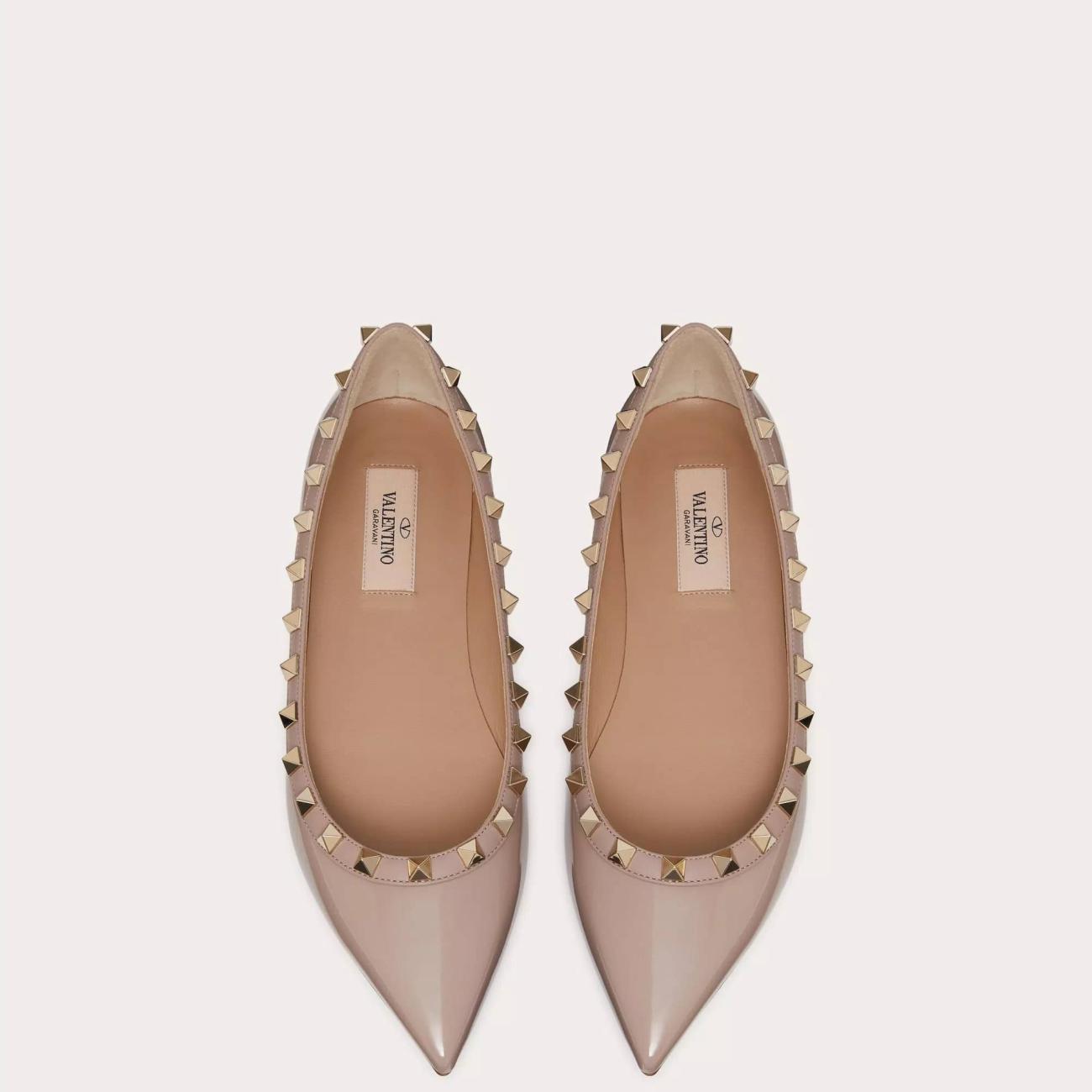 PATENT LEATHER ROCKSTUD BALLERINA POUDRE