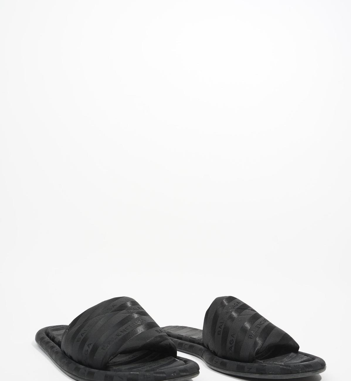 logo slippers black