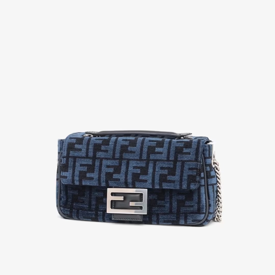 Baguette chain midi bag