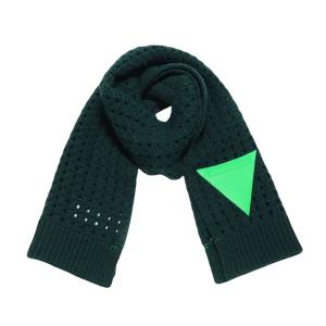 Triangle patch wool cable knit scarf