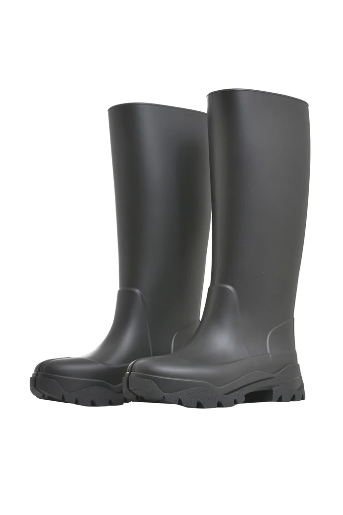 Tabi rubber boots