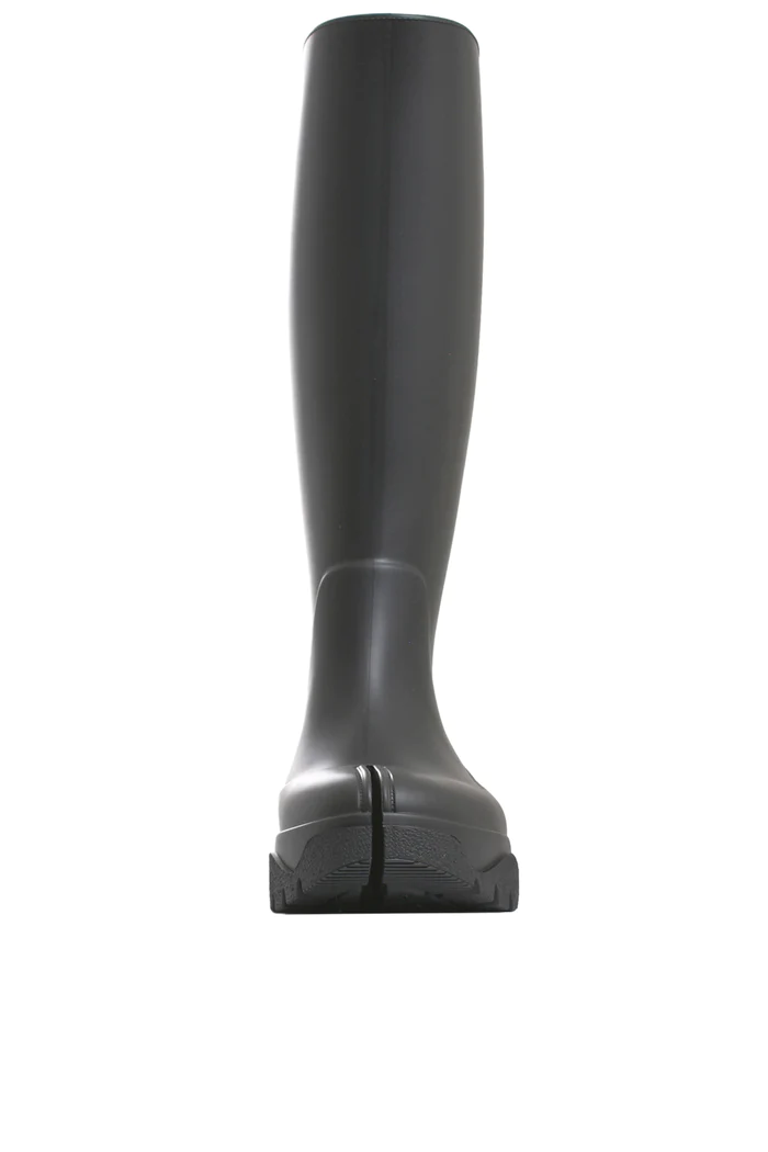 Tabi rubber boots
